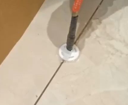 新吴瓷砖空鼓维修公司专业解答瓷砖在铺贴过程中，如果没有涂抹均匀到位的粘结材料（如水泥砂浆或瓷砖胶），可能会导致以下问题